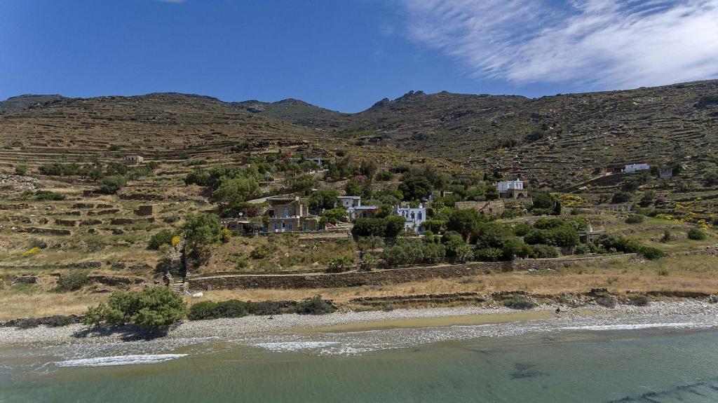 una isla con casas en una colina junto al agua en Elayio Houses, en Kardhianí