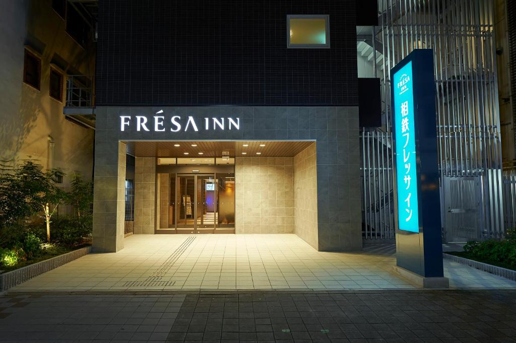 - un bâtiment avec un panneau indiquant la fraîcheur de l'auberge dans l'établissement Sotetsu Fresa Inn Osaka Shinsaibashi, à Osaka