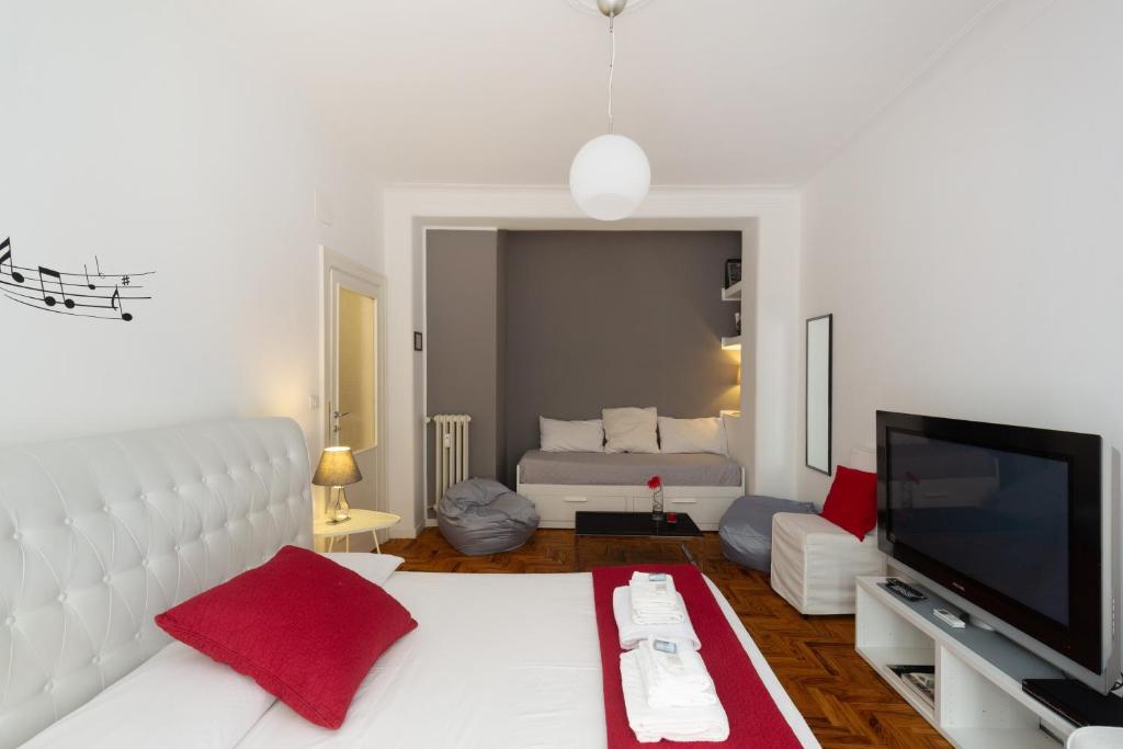 羅馬的住宿－卡薩沃維度假屋，客厅配有白色沙发和电视