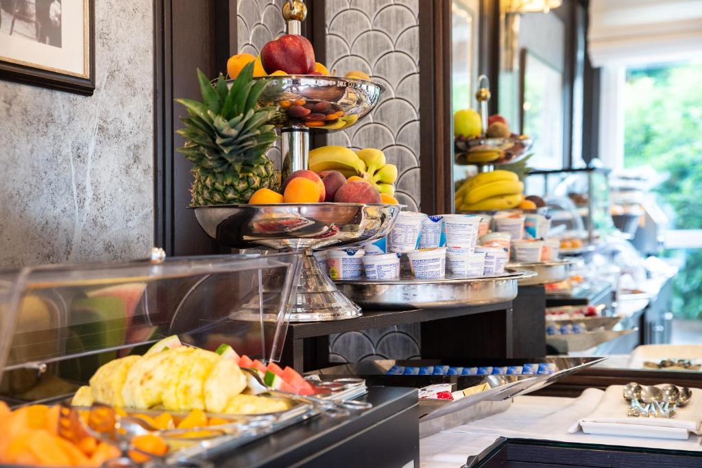 Comida en o cerca de este hotel