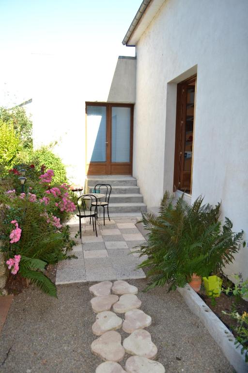 un patio avec une table et des chaises devant un bâtiment dans l'établissement IDAVRO, à Saint-Nicolas-du-Pélem