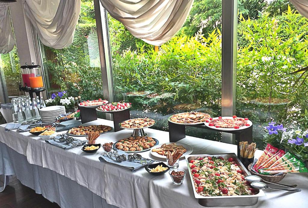 Comida en o cerca de este hotel