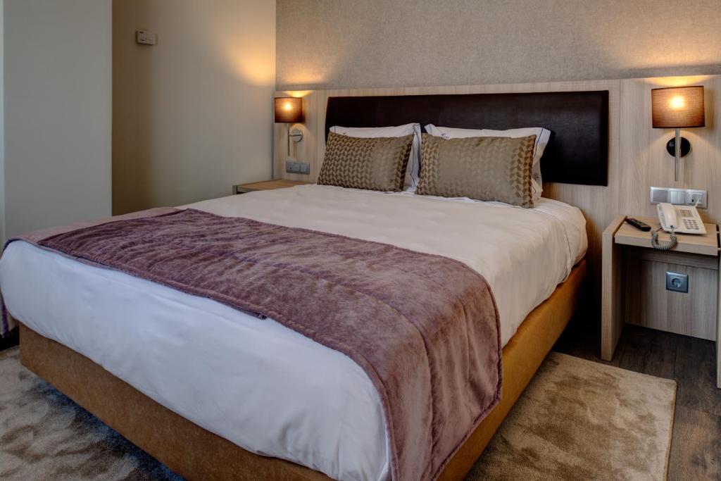 Uma cama ou camas num quarto em VIP Inn Berna Hotel