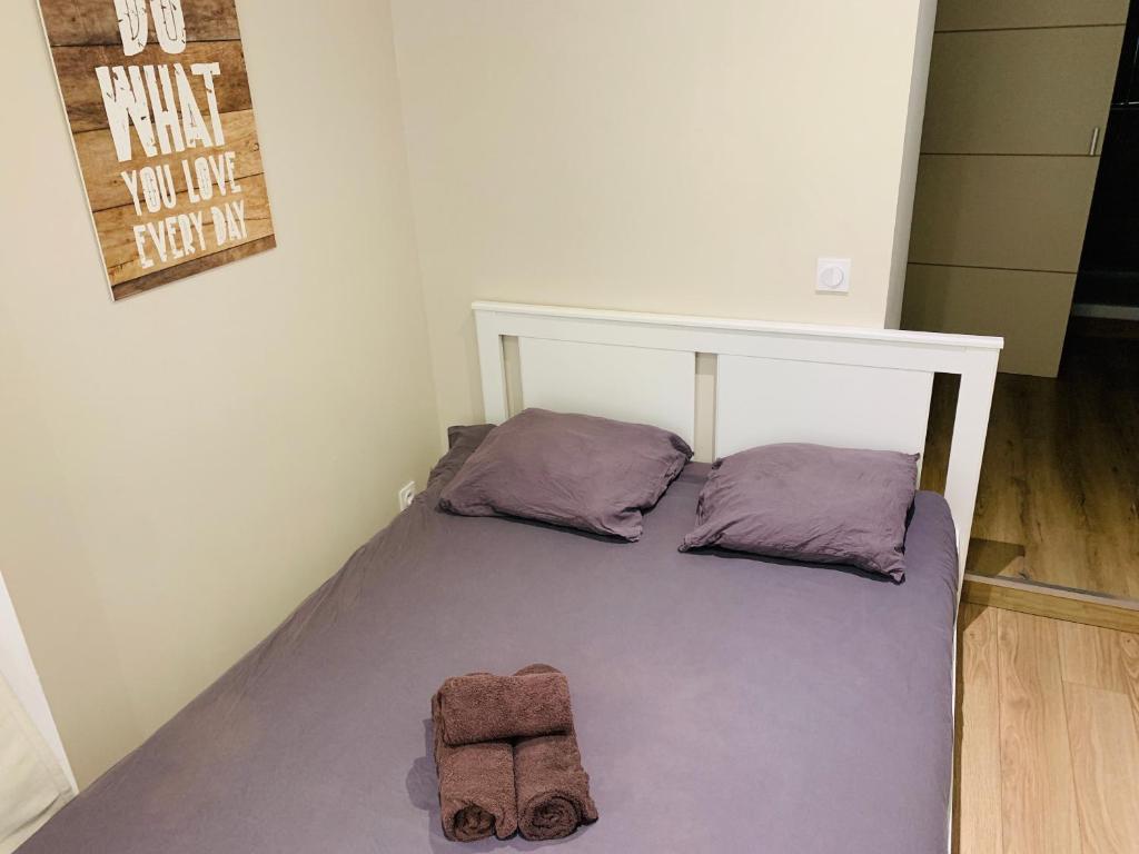 1 cama en una habitación con 2 almohadas en Cassis Studio en Aix-en-Provence