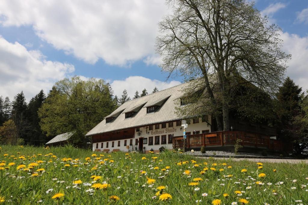 ein Blumenfeld vor einer Scheune in der Unterkunft Gasthaus Staude in Triberg
