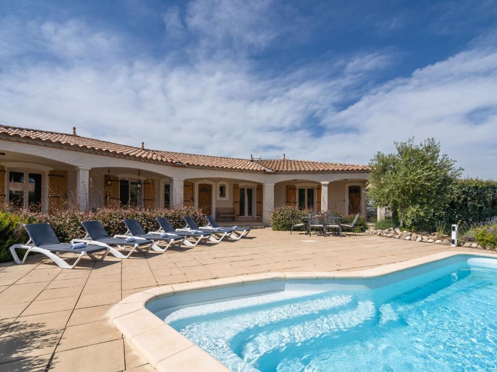 Pouzols-MinervoisにあるLuxury Villa Offering Privacy Private Swimming Poolのスイミングプール付きのヴィラ、家