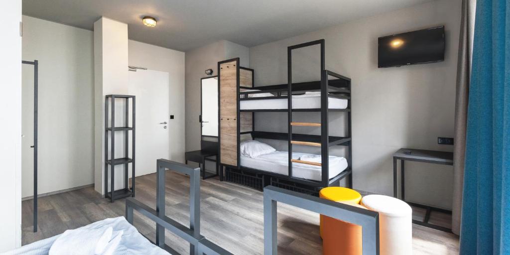 
Family Room (2 Adults + 2 Children)
