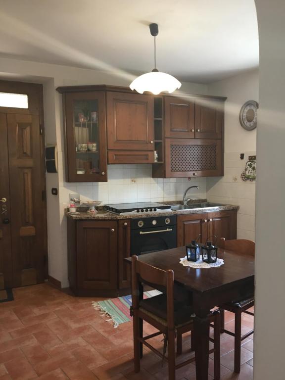 Kuchyňa alebo kuchynka v ubytovaní La casina nel Borgo