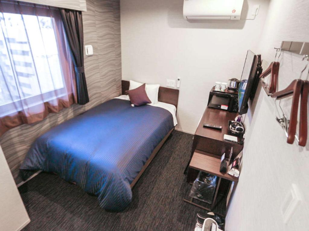 Postel nebo postele na pokoji v ubytování HOTEL LiVEMAX Tokyo Kanda-Ekimae