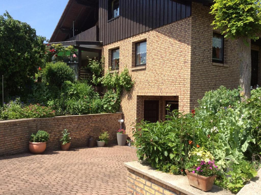 a brick building with potted plants in front of it at Ferienwohnung Stork in Möhnesee