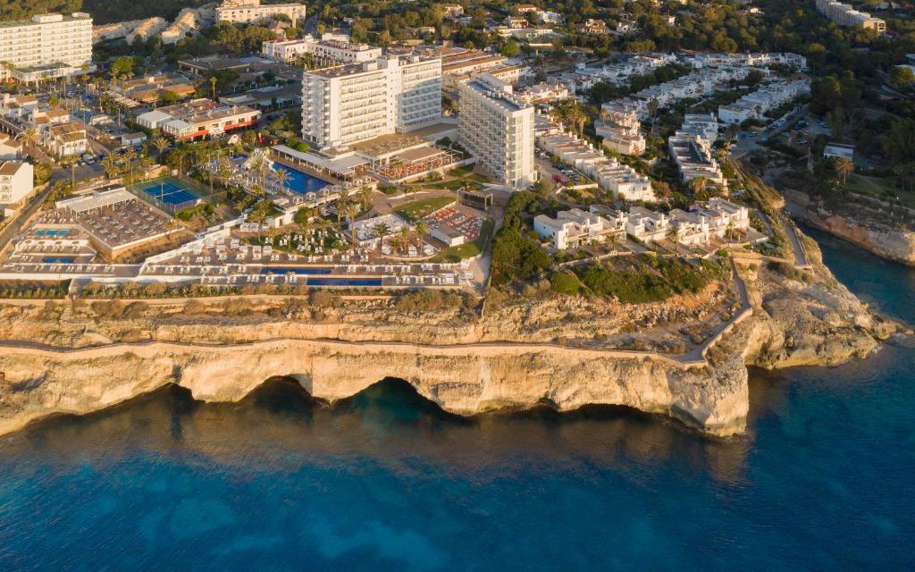 uma vista aérea de um resort numa costa rochosa em Hotel Palia Maria Eugenia em Calas de Mallorca