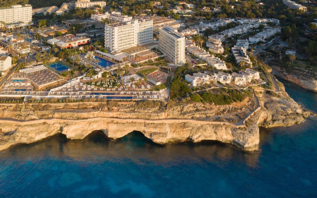 una vista aérea de un complejo en una costa rocosa en Hotel Palia Maria Eugenia, en Calas de Mallorca