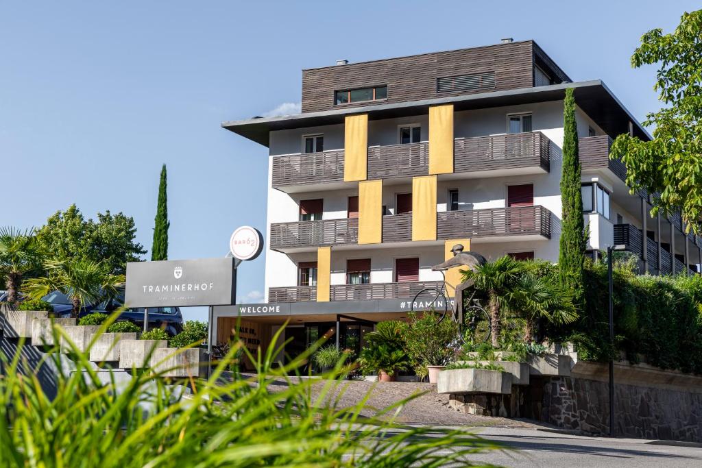 un edificio con balcones en un lateral en Hotel Traminerhof, en Termeno
