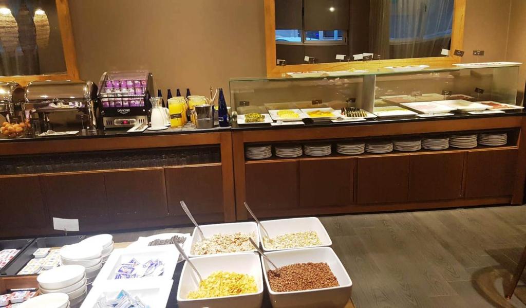 a buffet line of food in a restaurant at PCM Forum Alcalá in Alcalá de Henares