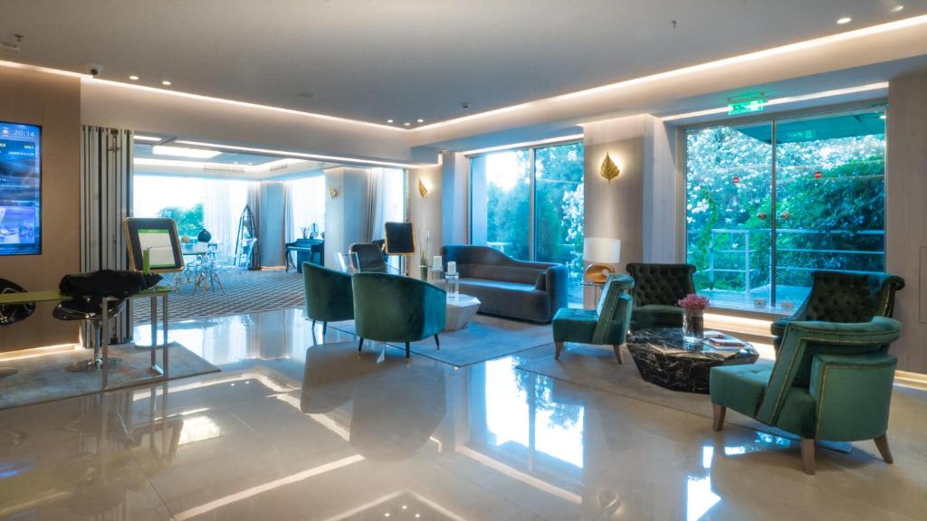 Een zitgedeelte bij St George Lycabettus Lifestyle Hotel