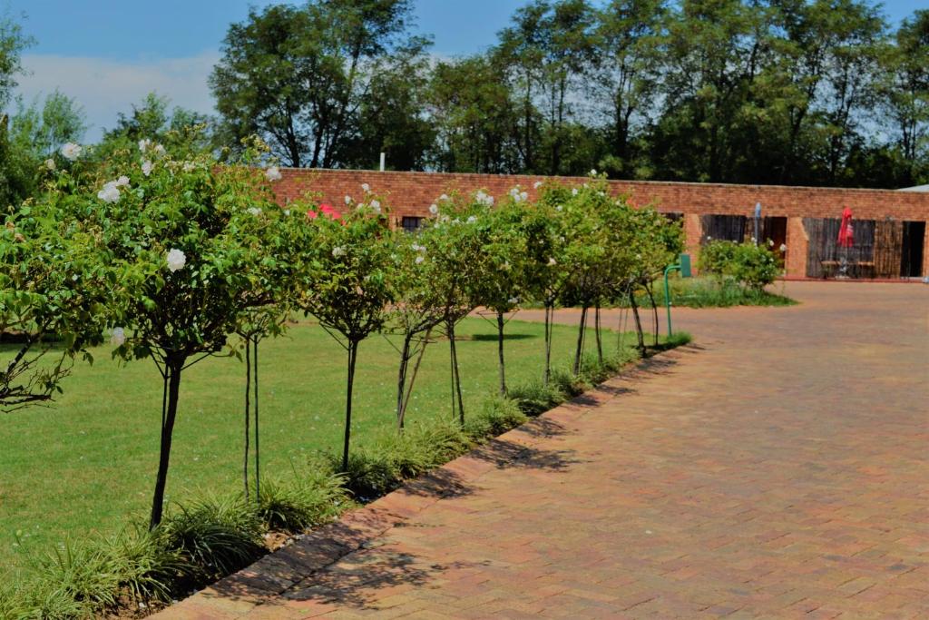 Taman di luar The Lazy Grape Guest Lodge & Spa