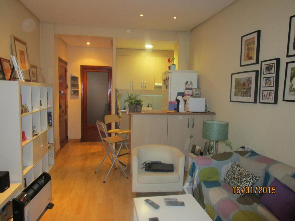a living room with a couch and a kitchen at Apartamento Lorena in Murcia