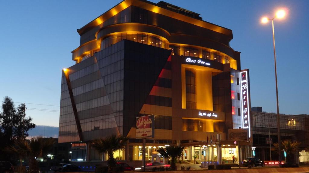 un bâtiment avec un panneau sur son côté dans l'établissement Best Inn Erbil, à Erbil