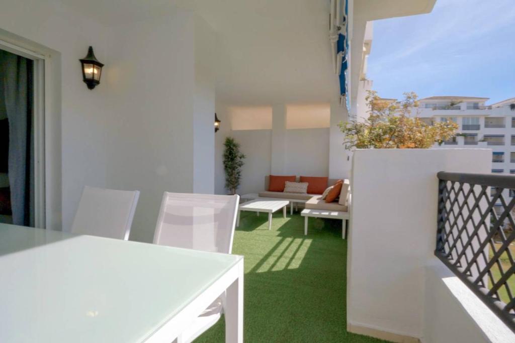 Balkón nebo terasa v ubytování VACATION MARBELLA I Central Puerto Banus Apt, 24-7 Security, a minute from the Marina, The Sea and Luxury Shopping