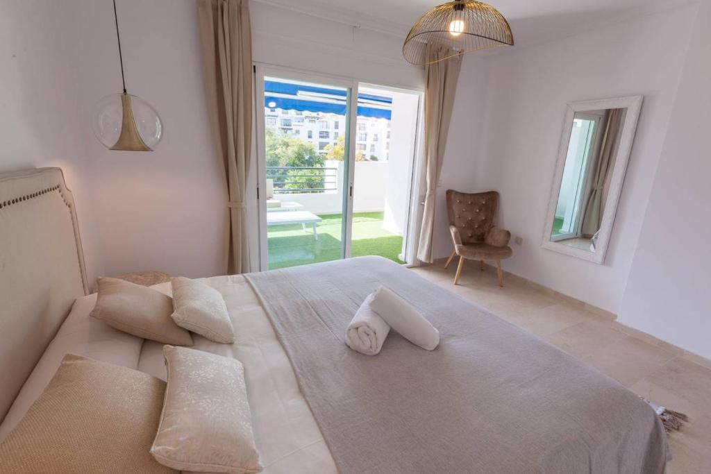 Postel nebo postele na pokoji v ubytování VACATION MARBELLA I Central Puerto Banus Apt, 24-7 Security, a minute from the Marina, The Sea and Luxury Shopping