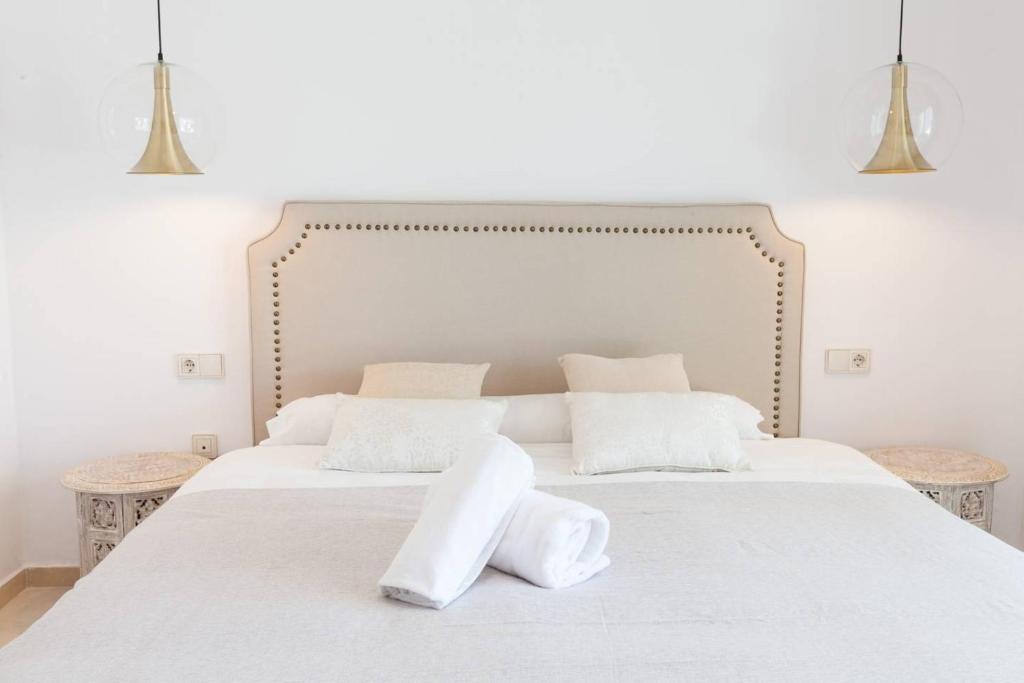 Postel nebo postele na pokoji v ubytování VACATION MARBELLA I Central Puerto Banus Apt, 24-7 Security, a minute from the Marina, The Sea and Luxury Shopping
