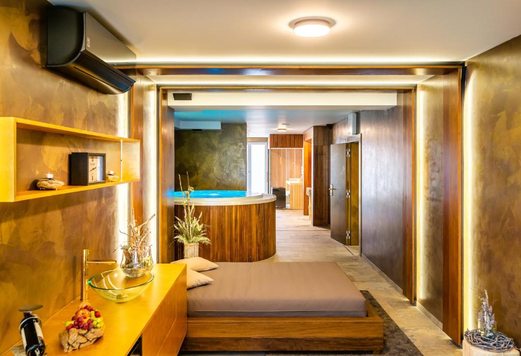 a hallway with a bathroom with a tub at Hotel Akademie in Chocerady