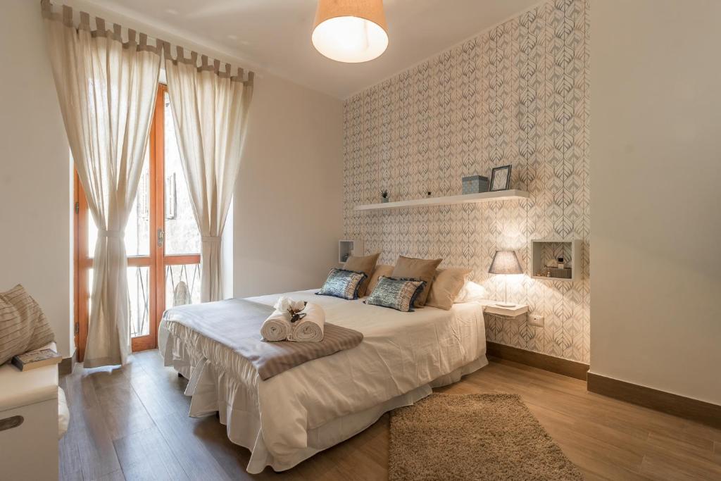 ein Schlafzimmer mit einem Bett mit zwei ausgestopften Tieren darauf in der Unterkunft CASA GONZAGA con parcheggio in Orvieto