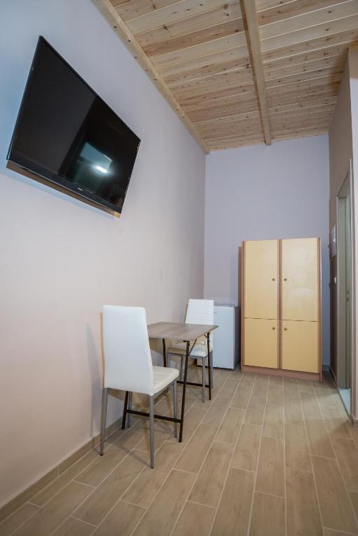 TV a/nebo společenská místnost v ubytování Camping & Rooms Kariotes
