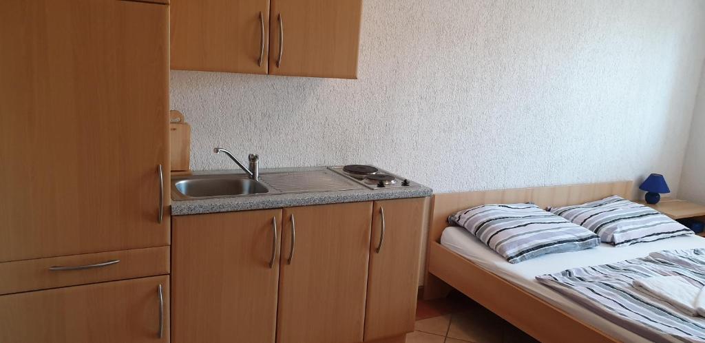 Postel nebo postele na pokoji v ubytování Apartments Villa Rosmarin
