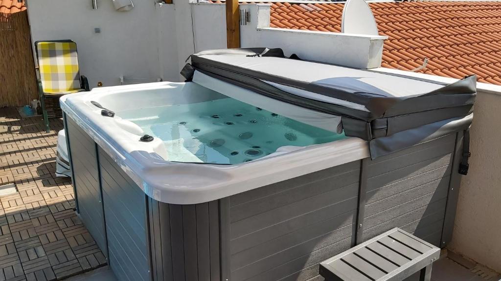 Fotografia z galérie ubytovania Luxury apartment by the sea with private whirlpool and terrace 50m2 v destinácii Posedarje
