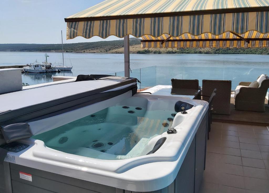 Fotografia z galérie ubytovania Luxury apartment by the sea with private whirlpool and terrace 50m2 v destinácii Posedarje