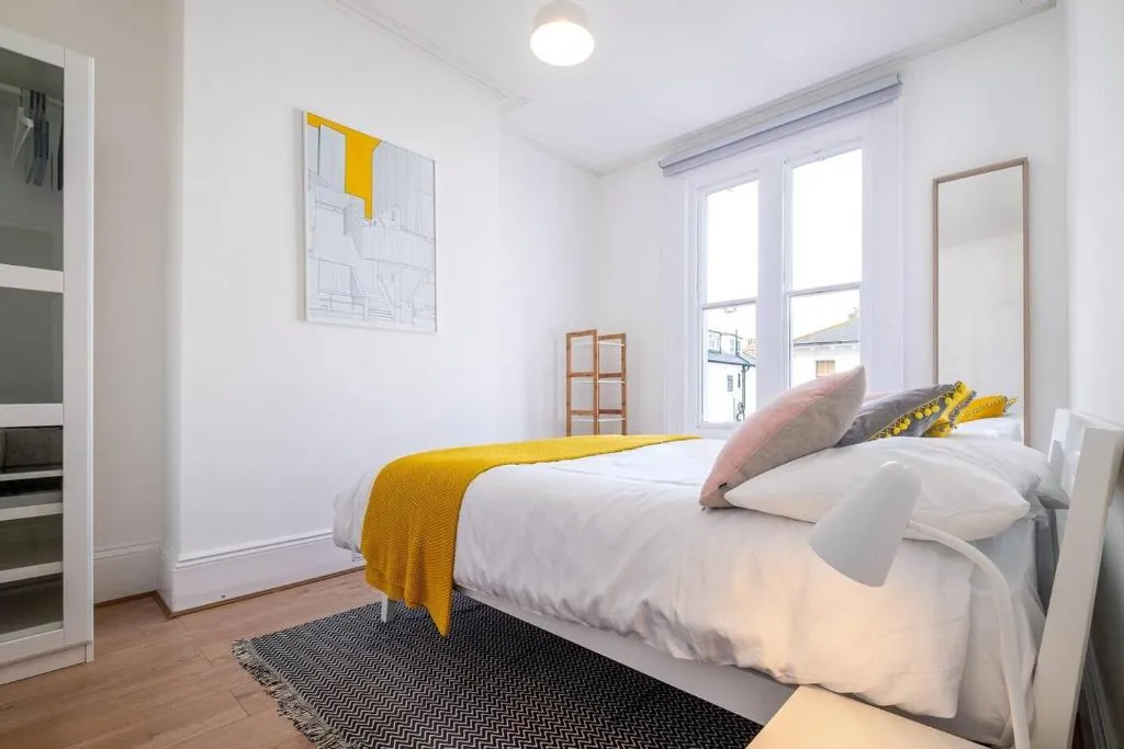 Charming, bright & new beach balcony flat, Brighton and Hove, United Kingdom