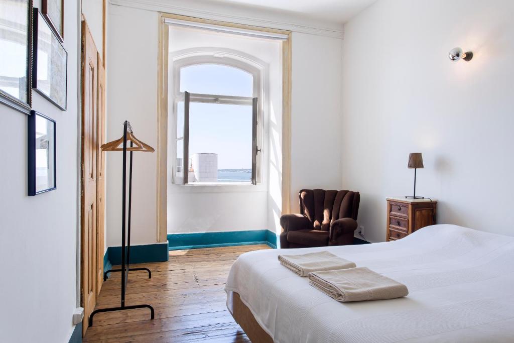 Postel nebo postele na pokoji v ubytování Lost Lisbon :: Cais House