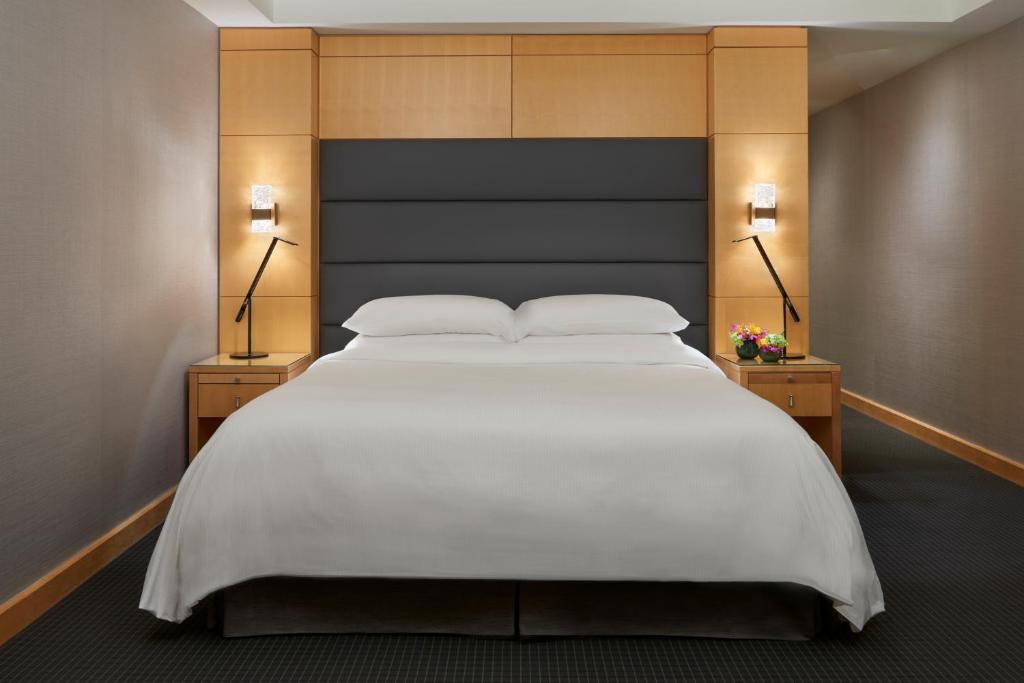 Postel nebo postele na pokoji v ubytování SoHo Hotel Toronto