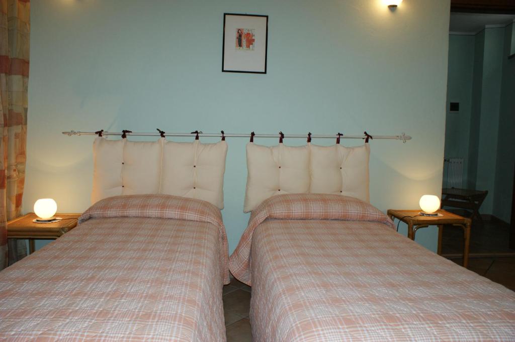 two beds sitting next to each other in a bedroom at B&B La Braida in Vinovo