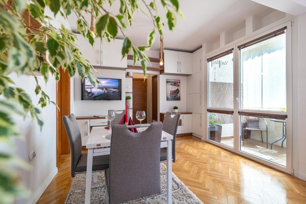 een eetkamer en een woonkamer met een tafel en stoelen bij Apartment DOLCE CASA in Varna