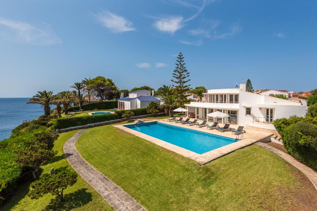 eine Luftansicht eines Hauses mit Pool in der Unterkunft Villa Rocamar in Cala en Blanes