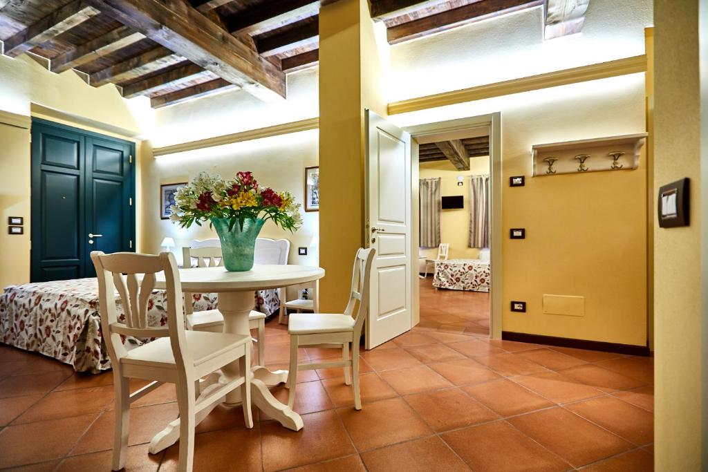 kuchnia i jadalnia ze stołem i krzesłami w obiekcie Albergo Trattoria Il Leone w mieście Pomponesco
