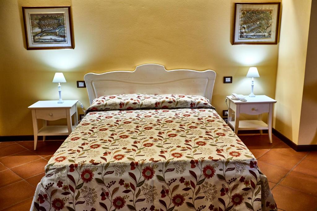 Łóżko lub łóżka w pokoju w obiekcie Albergo Trattoria Il Leone
