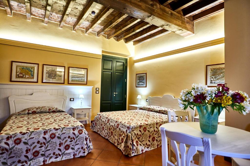 Łóżko lub łóżka w pokoju w obiekcie Albergo Trattoria Il Leone