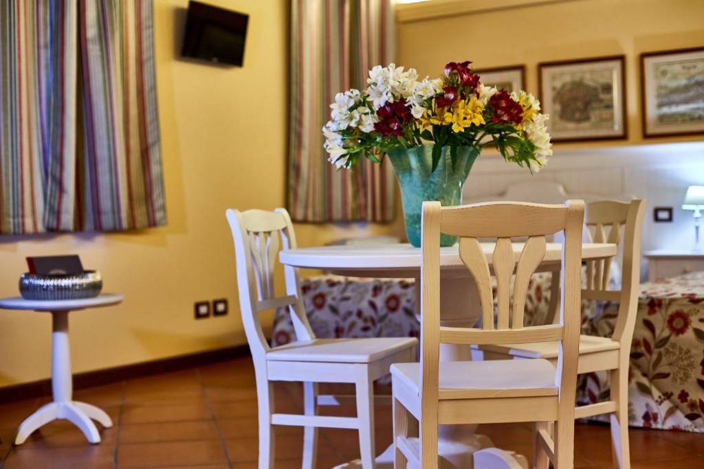 Telewizja i/lub zestaw kina domowego w obiekcie Albergo Trattoria Il Leone