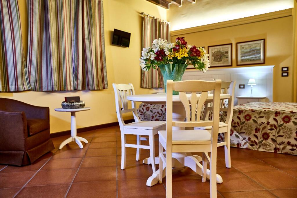 Telewizja i/lub zestaw kina domowego w obiekcie Albergo Trattoria Il Leone