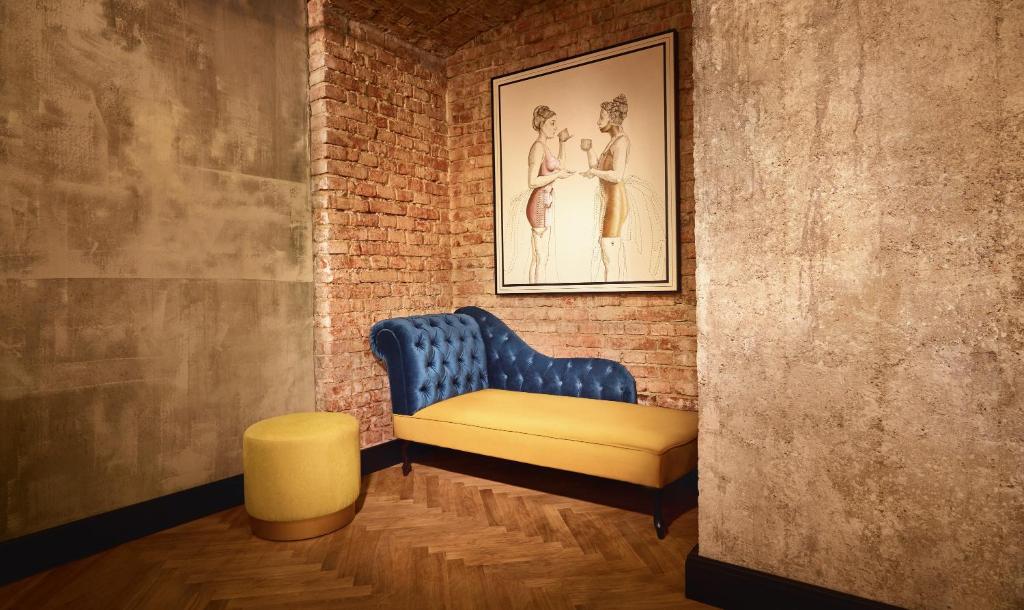Ein Sitzbereich in der Unterkunft Max Brown Hotel 7th District, part of Sircle Collection