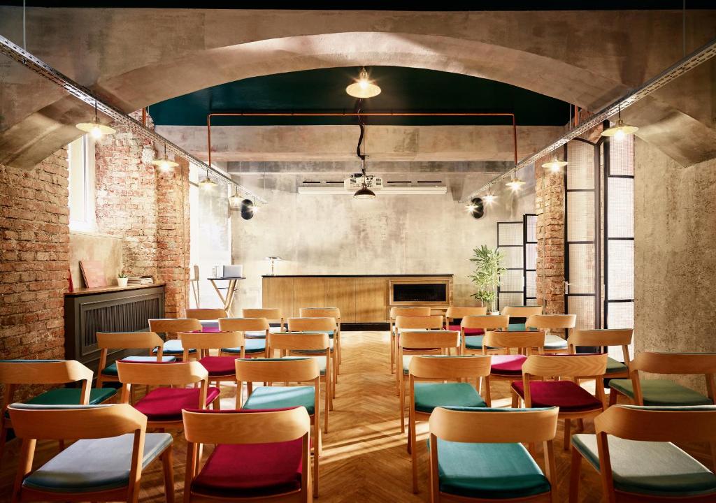 Ein Sitzbereich in der Unterkunft Max Brown Hotel 7th District, part of Sircle Collection