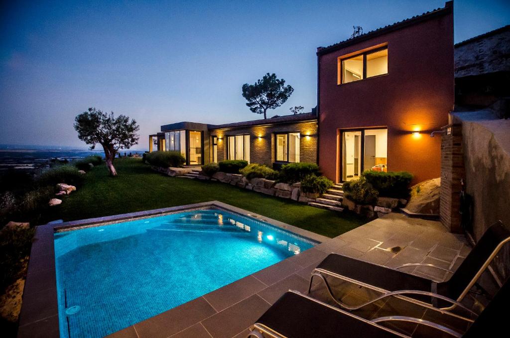 Bazén v ubytování La Granja del Besa nebo v jeho okolí