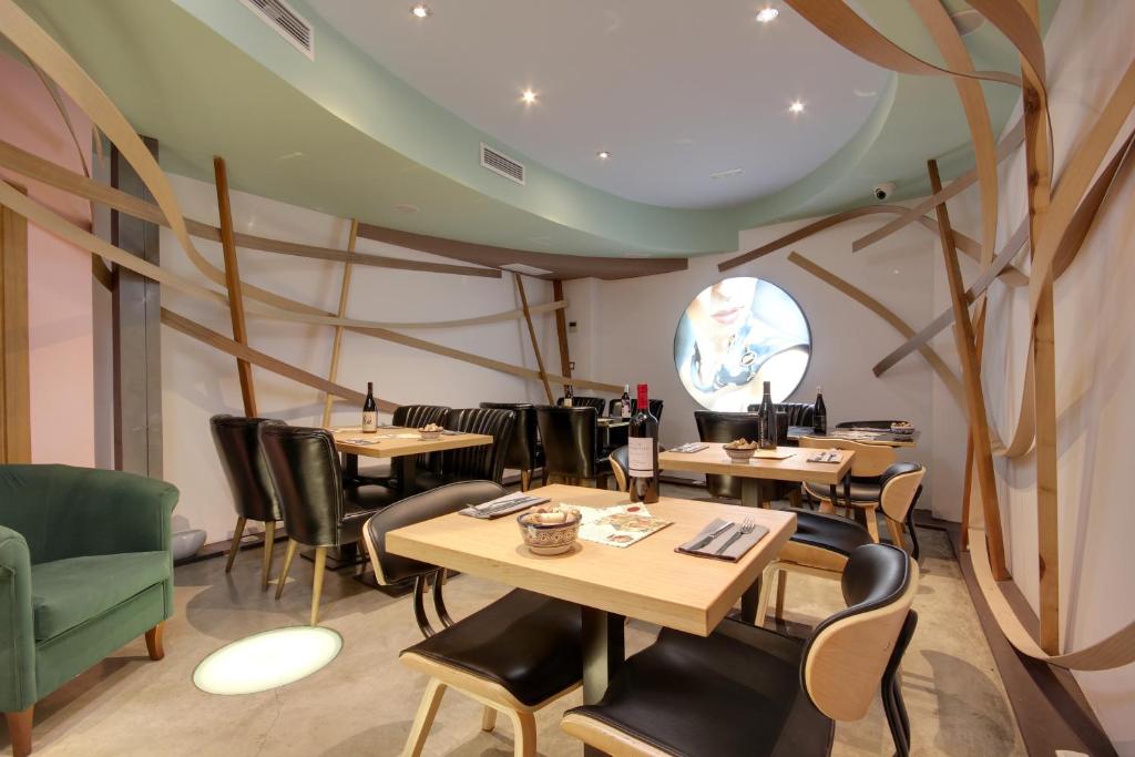 Posedenie v ubytovaní Albergue Revolutum Hostel