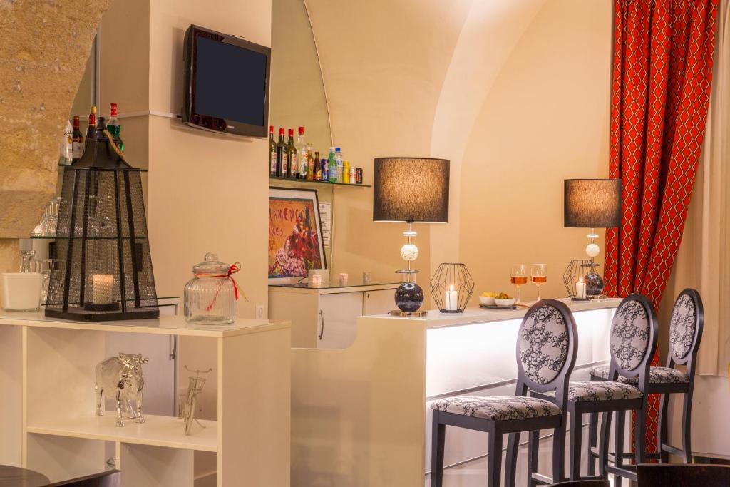 TV a/nebo společenská místnost v ubytování Best Western Marquis de la Baume