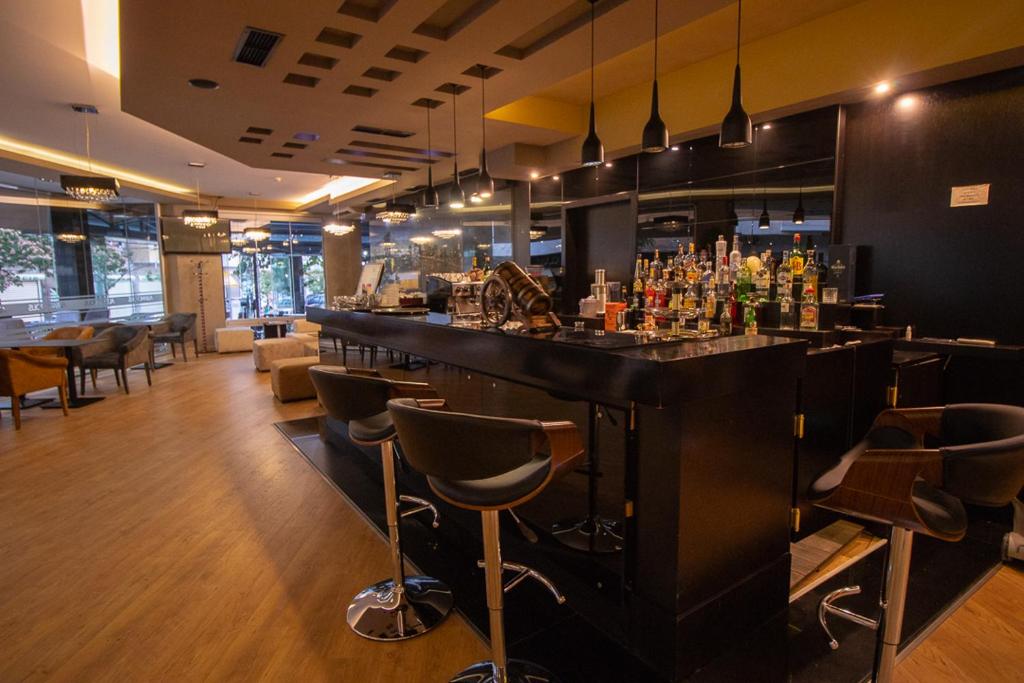 Lounge nebo bar v ubytování Albanopolis Hotel