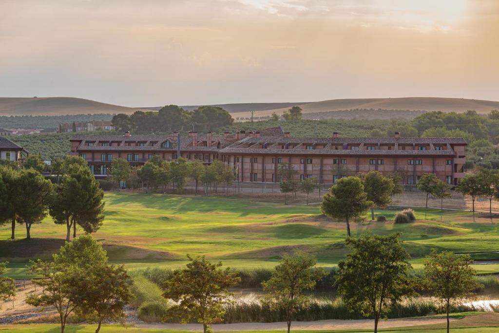 un edificio en un campo de golf con un green en Exe Layos Golf, en Layos