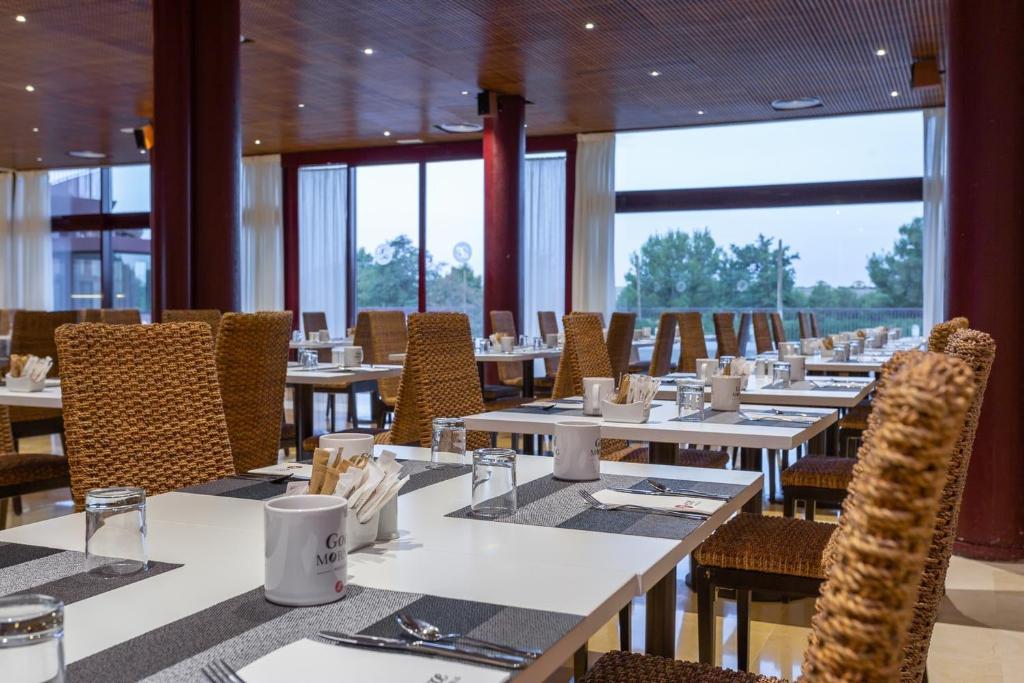 Un restaurante o sitio para comer en Exe Layos Golf